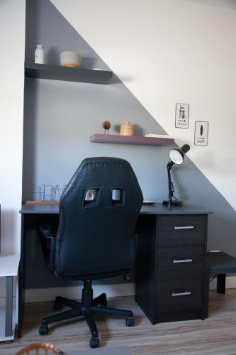 - un bureau avec une chaise dans une chambre avec un escalier dans l'établissement atlantis, à Vannes