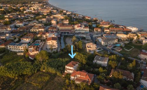 una vista aérea de una ciudad junto al agua en Villa Daizy Boutique Apartments en Laganas