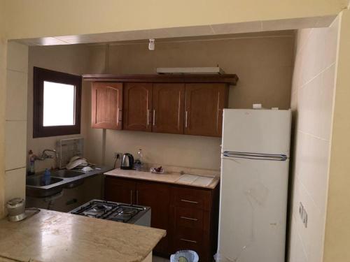 拉斯蘇德爾的住宿－Chalet - Calipsio neighbourhood，厨房配有木制橱柜和白色冰箱。
