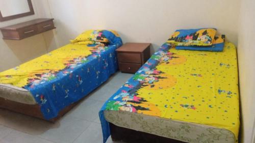 Dos camas en una habitación con confeti. en Chalet - Calipsio neighbourhood, en Ras Sedr
