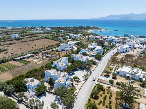 una vista aerea di una città e dell'oceano di Agia Anna Living ad Agia Anna Naxos