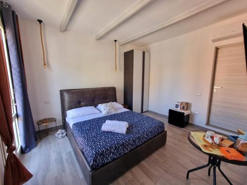 sypialnia z łóżkiem i stołem w obiekcie Suite Cornelia w mieście Santa Teresa Gallura