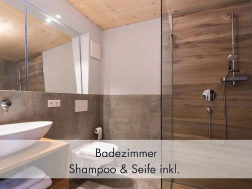 y baño con ducha y lavamanos. en Seenähe-Seeblick-Bergblick-Bio, Natur, Bleibe am Berg en Schliersee