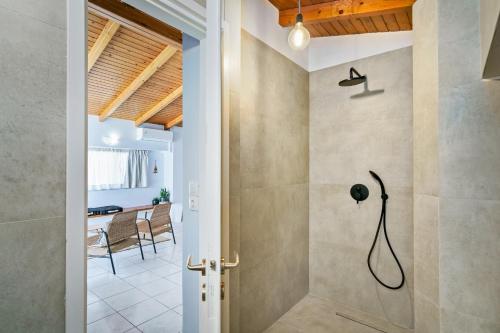bagno con doccia e soffione di DAPHNE lovely loft in the heart of Rethymno a Rethymno