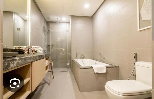 Ένα μπάνιο στο Fraser Residence 188 suites