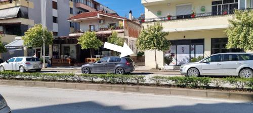 ベラトにあるAAA Apartmentの建物前の駐車場に2台駐車