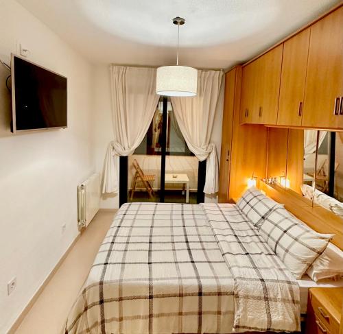 1 dormitorio con 1 cama en una habitación en Double Room with bathroom, en Alicante