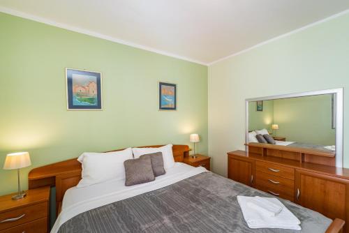 um quarto com uma cama e um espelho grande em CENTRO apartment em Zadar