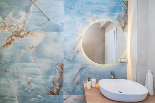 ein Badezimmer mit Waschbecken und Spiegel in der Unterkunft Vila Cvita in Primošten