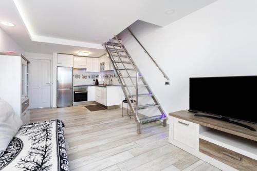 Apartment Playa Las Vistas with breathtaking sea view, only 100 m to the sea, heated pool, aircondition, wifi