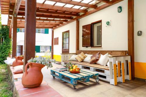 塞卡爾的住宿－Quinta Camarena，天井上配有长沙发和桌子的门廊