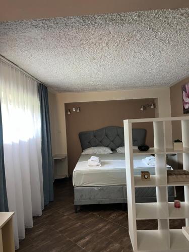 1 dormitorio con cama y estante en Apartment Garden, en Kotor