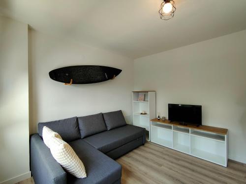 uma sala de estar com um sofá e uma televisão de ecrã plano em Digital Nomad Paradise - Garaje/PC monitor em Salinas