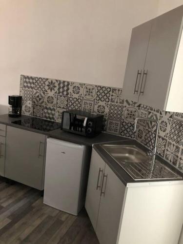 une cuisine avec un évier et un plan de travail dans l'établissement Studio proche de la plage, à Berck-sur-Mer