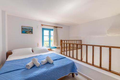 1 dormitorio con 1 cama con 2 toallas en Joanna Apartments, en Agia Pelagia