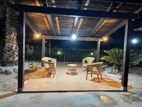 d'une terrasse avec des chaises, une table et des lumières. dans l'établissement Appartamento-Casalvelino, à Omignano