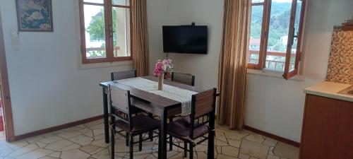 Μια τηλεόραση ή/και κέντρο ψυχαγωγίας στο Eritha Apartments & Studios