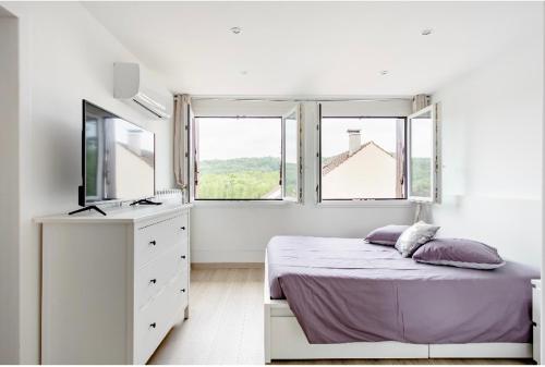 ラ・フェルテ・スー・ジュアールにあるChambre a la Ferteの白いベッドルーム(ベッド1台、シンク付)