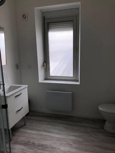 une salle de bain avec toilettes et fenêtre dans l'établissement Studio meublé à 700 m de la plage, à Berck-sur-Mer