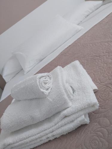 una pila de toallas sentadas encima de una cama en B&B Civico 137 en Taurianova