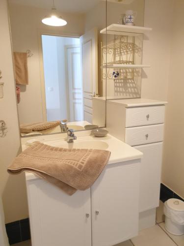 La salle de bains est pourvue d'un lavabo et d'un miroir. dans l'établissement Le Guépratte, à Granville