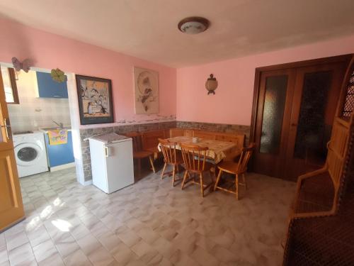 cocina y comedor con mesa y sillas en Isola del Giglio Casa Cecilia GIGLIO Porto loc Monticello, en Isola del Giglio