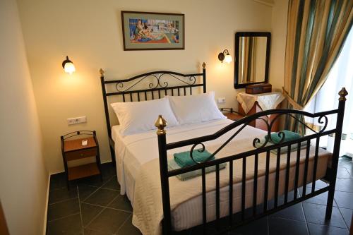 アルハンゲロスにあるAnthias Beach Homeのベッドルーム1室(ベッド1台、鏡、窓付)