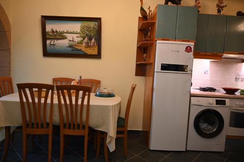 アルハンゲロスにあるAnthias Beach Homeのキッチン(テーブル、白い冷蔵庫付)