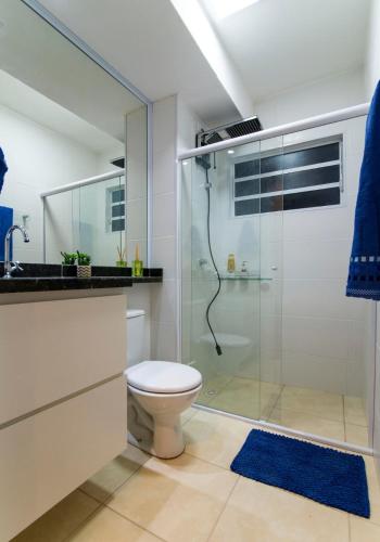 a bathroom with a glass shower and a toilet at Nosso apto em Pinhal in Espirito Santo Do Pinhal