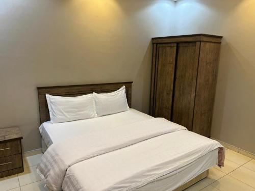 a bedroom with a large bed with white sheets at قصر المنار in Jeddah