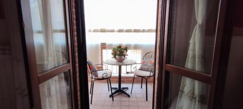 een raam met uitzicht op een tafel en stoelen bij A casa di Ilde in Silvi Paese