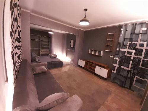 sypialnia z łóżkiem i kanapą w pokoju w obiekcie جراند ماجيك استوديو w Kairze