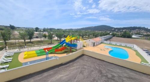 - une vue sur un parc aquatique avec une aire de jeux dans l'établissement Mobil Home neuf Hyères, à Hyères