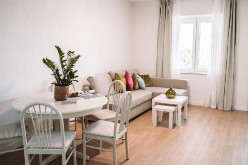 een woonkamer met een bank en een tafel en stoelen bij Villa Ardura - island holiday residence **** Bol. Island Brač in Bol