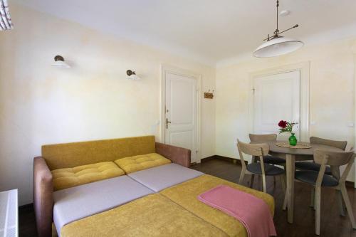 um quarto com uma cama e uma mesa com cadeiras em Allee Apartments em Kuressaare