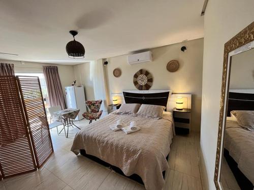 a bedroom with a bed with two white towels on it at Chalés Alto Da Estância in Alto Paraíso de Goiás