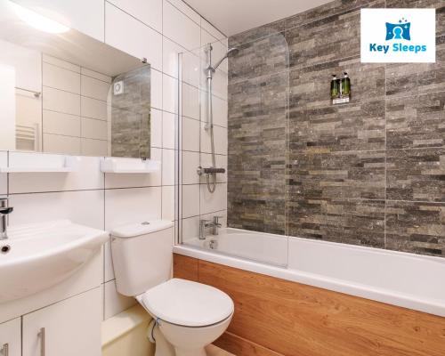 a bathroom with a toilet and a sink and a tub at Central Two Bedroom Apartment By Keysleeps Short Lets Hull With Free Parking Leisure Contractor in Hull