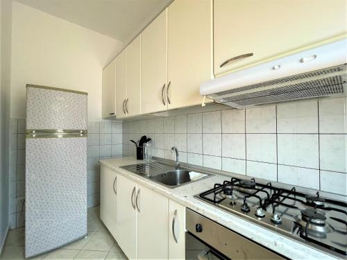 Кухня або міні-кухня у Pothos' House