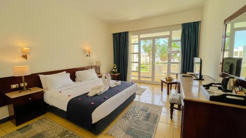 Postel nebo postele na pokoji v ubytování Sharm Reef Hotel