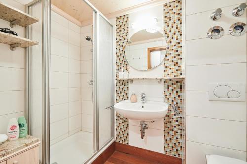 uma casa de banho com um lavatório e um chuveiro em Ferienwohnungen Sieber em Reit im Winkl
