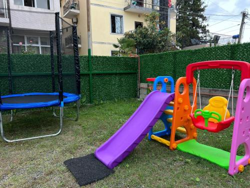 un parque infantil con un tobogán y un tobogán en Imeri Hotel en Ureki