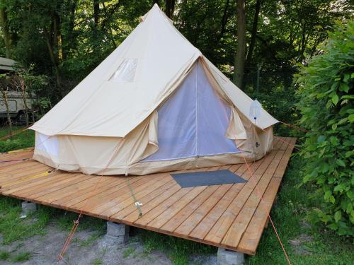 Honeymoon Zelt im Ruhrpott في أوبرهاوزن: خيمة جلوس على سطح خشبي
