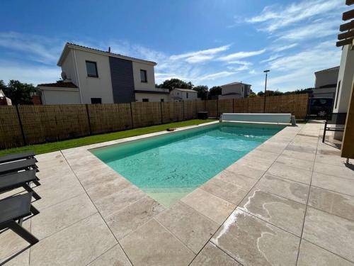 une piscine dans l'arrière-cour d'une maison dans l'établissement La Forêt d'Armotte villa 14, à Saint-Augustin