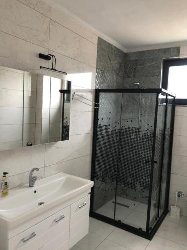 een badkamer met een douche en een wastafel bij MİRAY SUİTE VİLLA in Trabzon