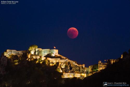 a blood moon rises over a castle on a mountain at Villa Rios in Xàtiva
