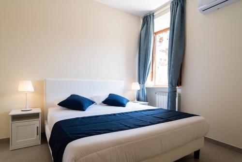 Postel nebo postele na pokoji v ubytování Minerva Monks Inn