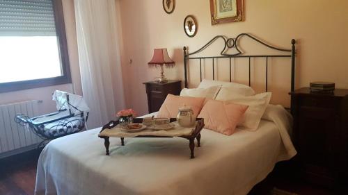 una camera con un grande letto e un vassoio di LA GALIA a Pontevedra