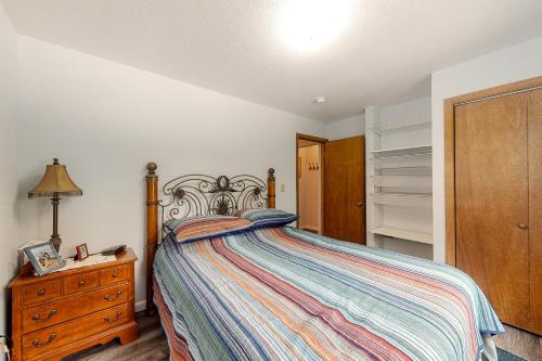 1 dormitorio con 1 cama y vestidor con lámpara en WP Slow Down en Winter Park