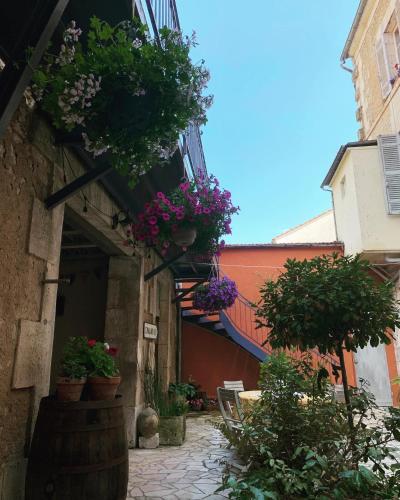 an alley with potted plants on a building at Repos à Ribérac B&B in Ribérac