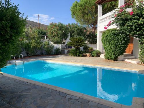 a swimming pool in front of a house at Porto Hydra - Villa Mirani in Plépi